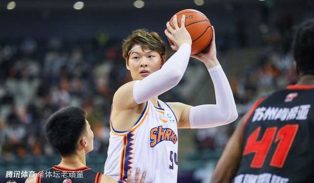 但是，就因为昨晚提前预习了功课，所以费可欣现在与萧初然聊起凯丽·维斯特，完全就是信手拈来。